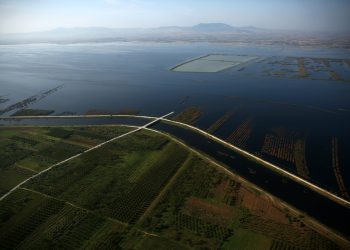 Επίσκεψη του Επιτρόπου Γεωργίας της ΕΕ Γιάνους Βοϊτσεχόφσκι σε περιοχές της Θεσσαλίας που επλήγησαν από τις πρόσφατες πλημμύρες Πέμπτη 5 Οκτωβρίου 2023.  
(POOL/ΟΡΕΣΤΗΣ ΠΑΝΑΓΙΩΤΟΥ/EUROKINISSI)